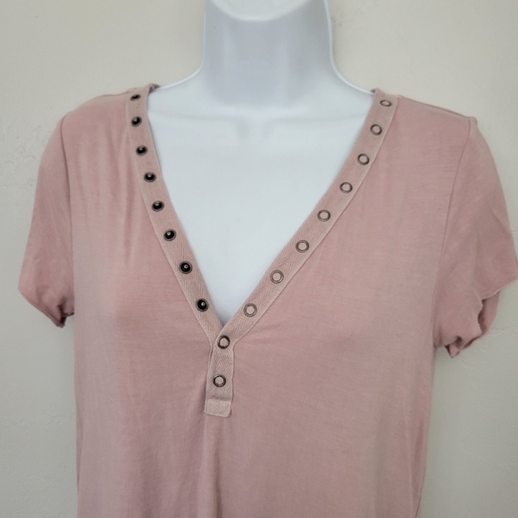 American Eagle Women's Small Soft & Sexy T Baby Pink Snap Button V-neck Cutout - Picture 5 of 8